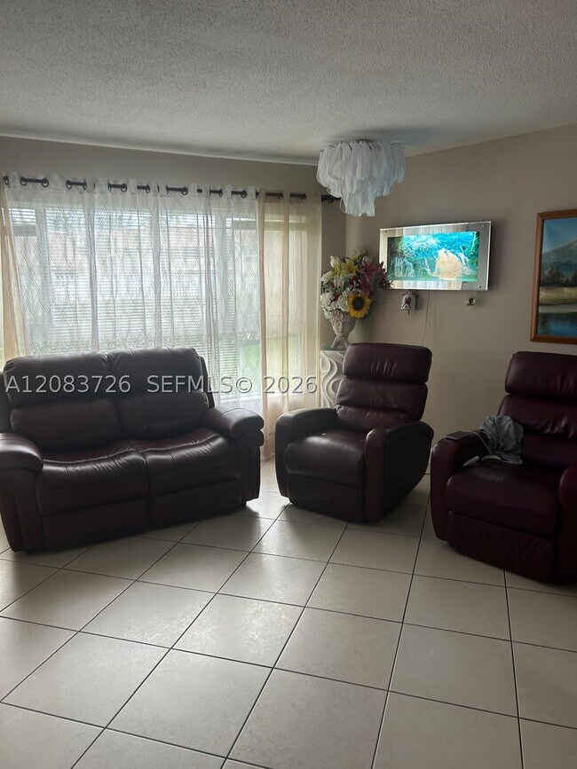 Foto del edificio - 7450 Miami Lakes Dr