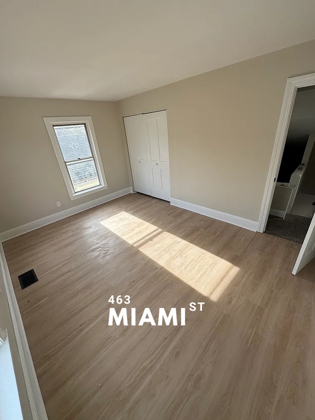 Building Photo - 463 Miami St