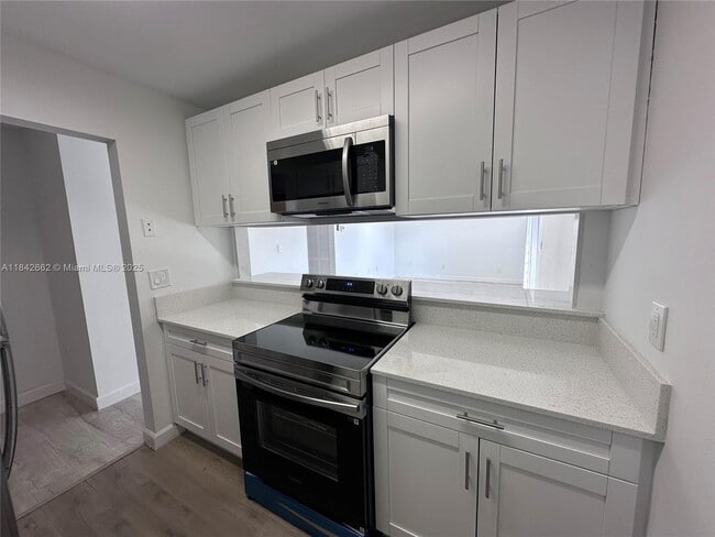 Foto del edificio - 6090 W Flagler St