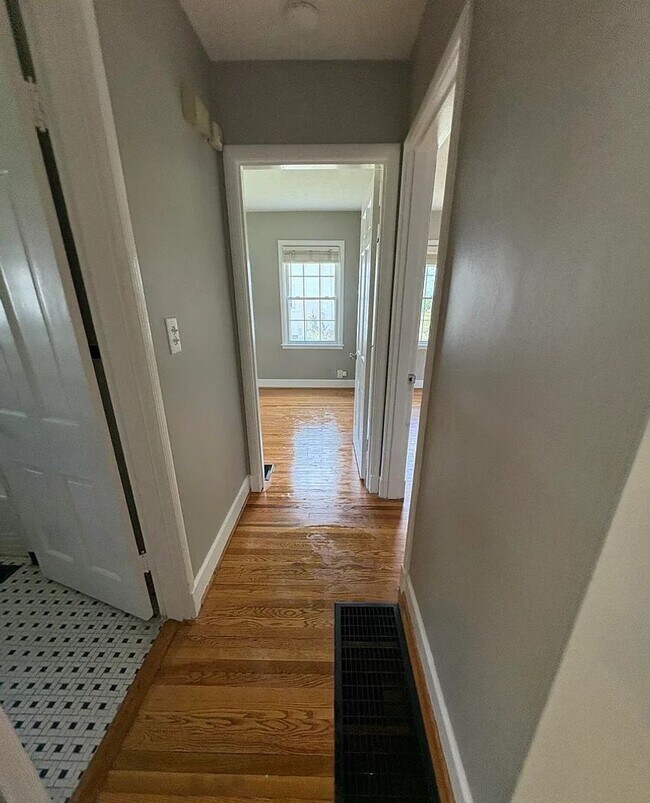 Foto del edificio - Charming 4-Bedroom Home with Partially Finished Basement