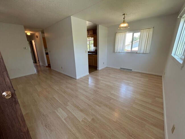 Foto del edificio - 5 Bed 2 Bath Home with 2 Car Attached Gara...