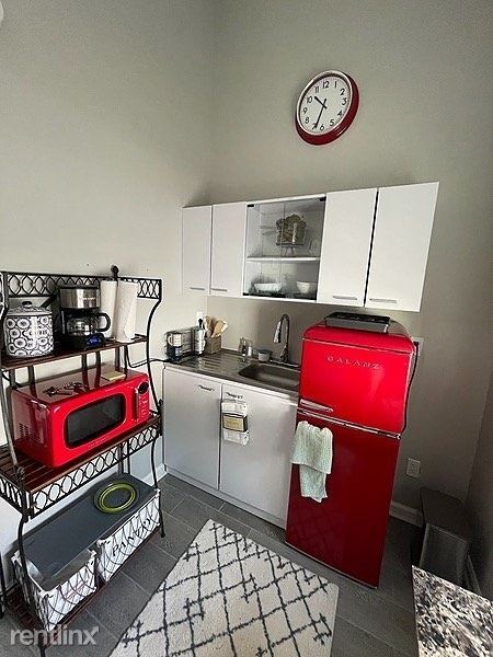 Foto del edificio - 7029 Holiday Hill Ct