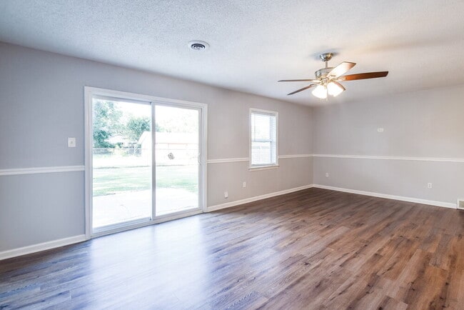 Building Photo - 5691 Briarwood Dr
