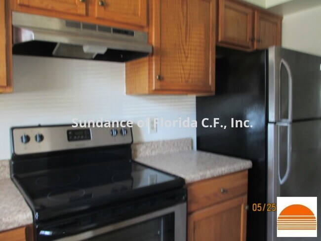 Building Photo - Townhouse in Buenaventura Lakes