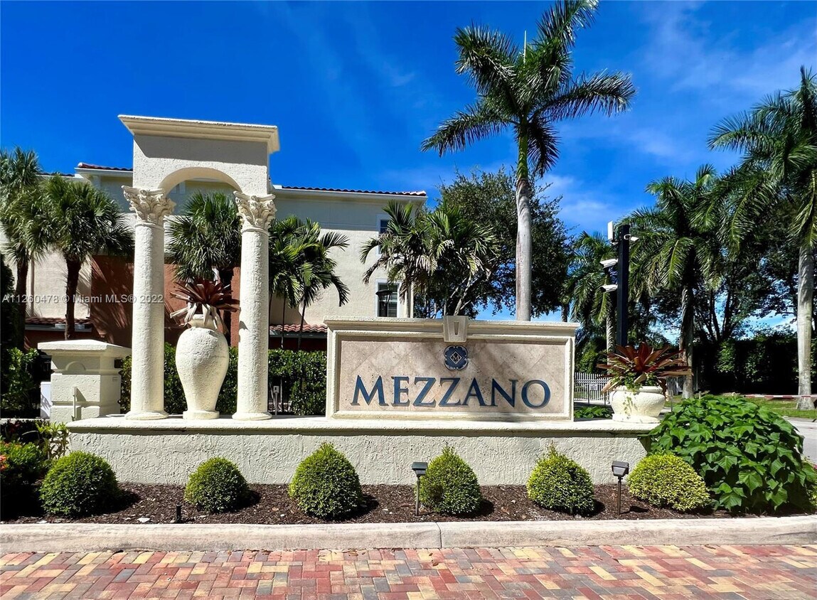 Foto principal - 9887 Baywinds Blvd