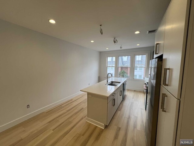 Building Photo - 305 E Ridgewood Ave #2