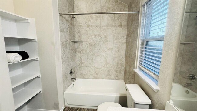 Foto del edificio - 212 Rollingwood Dr