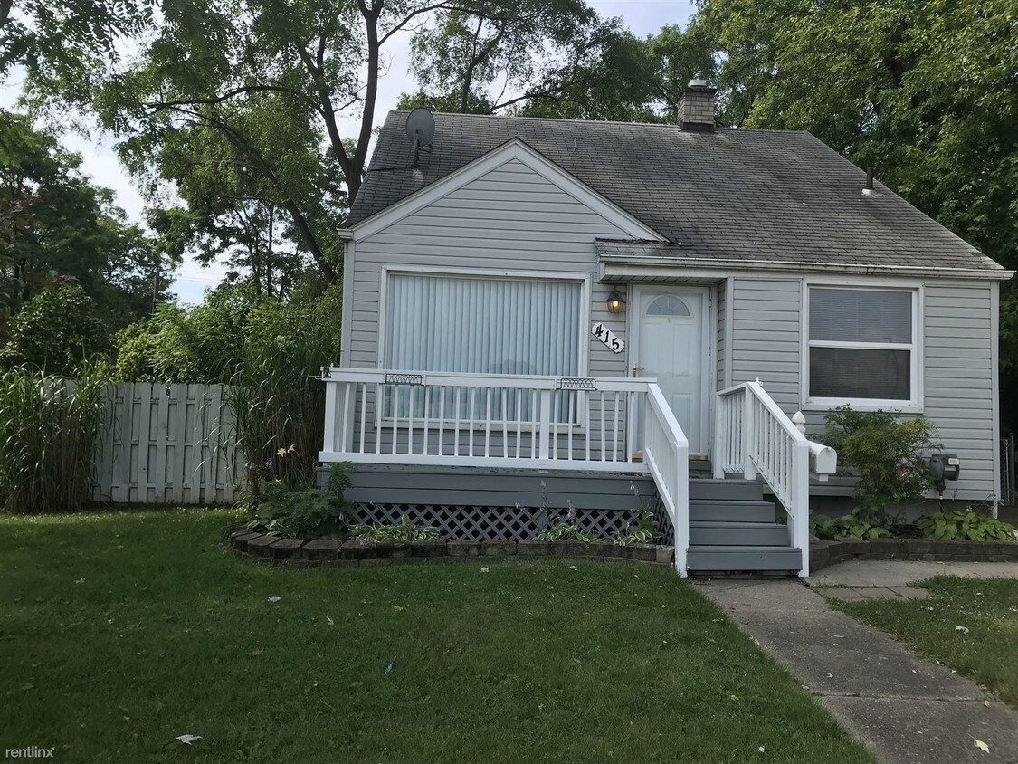 Foto principal - 3 br, 1 bath House - 415 W Maple Rd