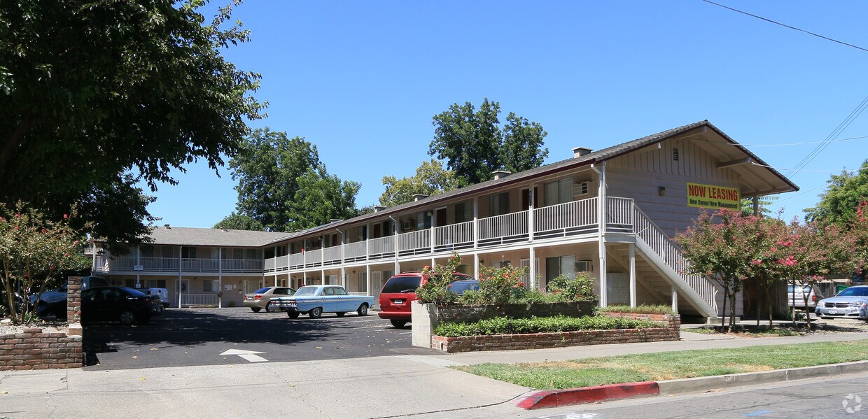 Primary Photo - College Manor