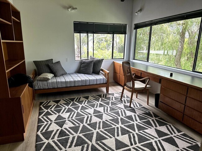 Foto del edificio - One of a Kind! Furnished 3+ Bedroom 3 Bath...
