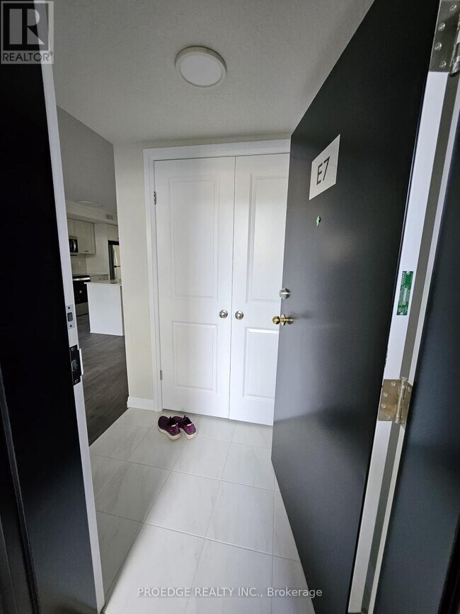 Photo du bâtiment - 410-410 Northfield Dr W