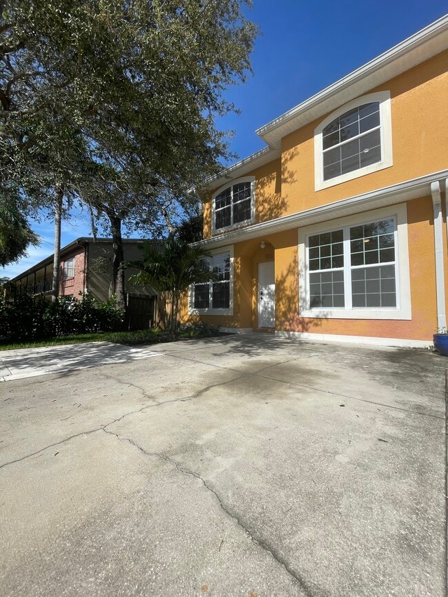 Building Photo - 123 Kenwood Ave