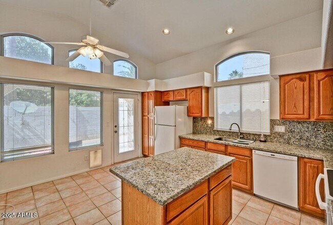 Foto del edificio - 3438 E Rockwood Dr