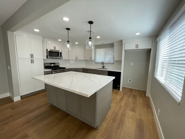 Building Photo - Remodeled Pool Home in Costa Mesa