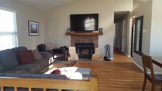 Building Photo - 474 Le Parc Cir