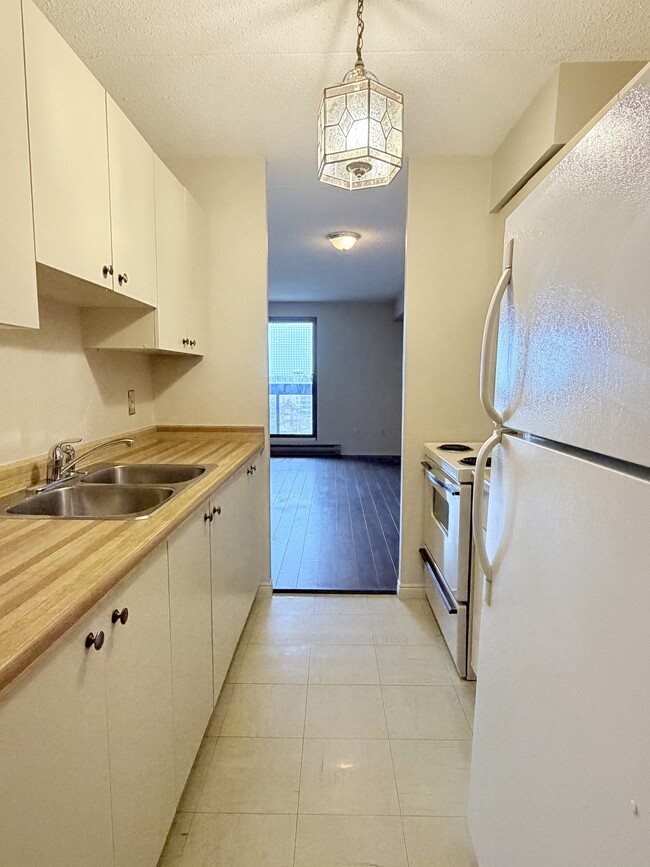 Building Photo - 1653 Ouellette Ave