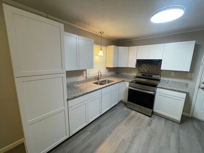 Foto del edificio - 3/1 Renovated House Available Now! Pet Friendly!