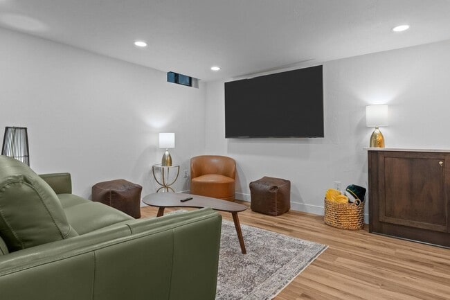 Building Photo - 1095 April Ln