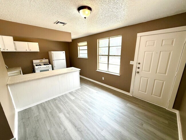 Foto del edificio - AVAILABLE NOW! 2 Bedroom / 1 Bath Duplex Near Brooks City Base!