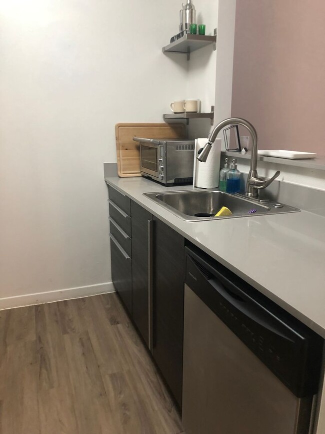 Foto del edificio - Amazing 1 bed 1 bath with off street parking.