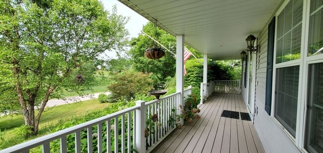 Building Photo - Spacious 5 Bedroom Executive Level Home