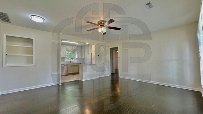 Building Photo - 1102 N Crestway St