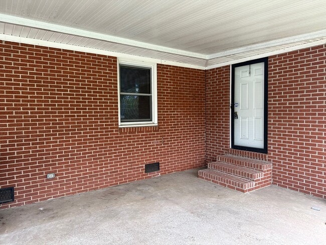 Building Photo - 2019 Foxdale Dr
