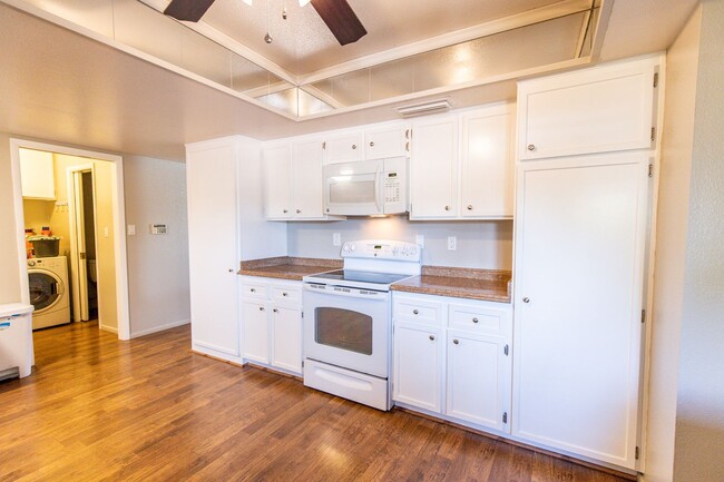 Foto del edificio - 6 Bedroom 3.5 Bathroom Tri-Level Home In Tempe close to ASU