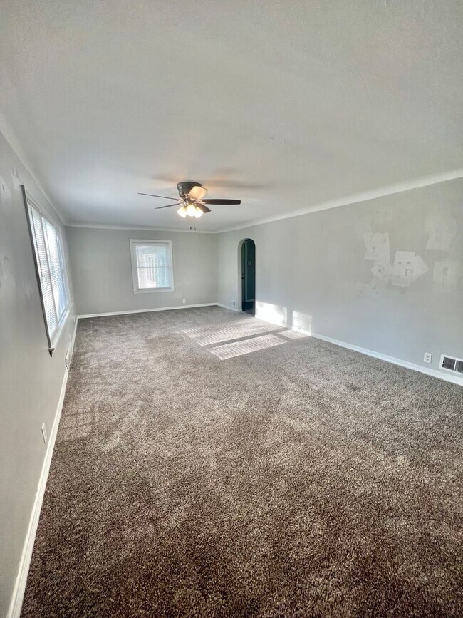 Building Photo - NEW LISTING! 3 BEDROOM HOUSE!