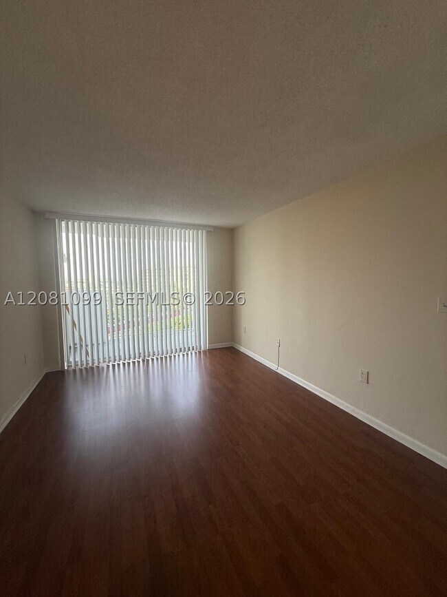Foto del edificio - 1300 NE Miami Gardens Dr