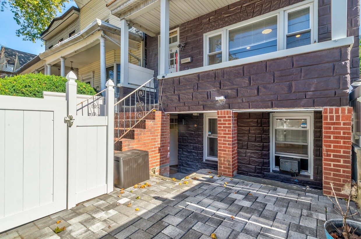 Primary Photo - 232 Pearsall Ave