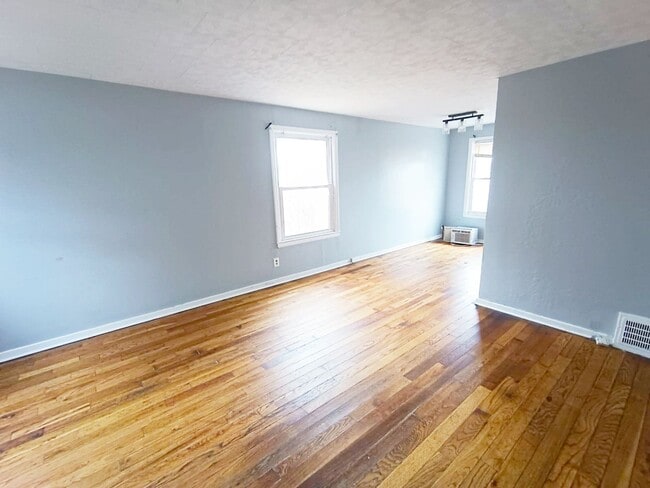 Building Photo - 2 BED 1 BATH BEAUTIFUL SINGLE FAMILY HOME ...