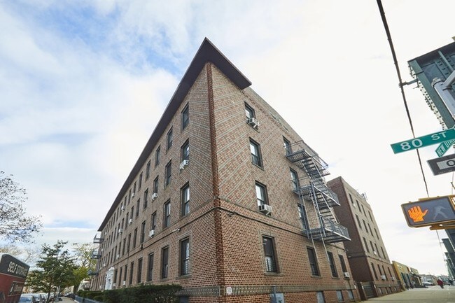 Foto del edificio - Carmela Court Apartments