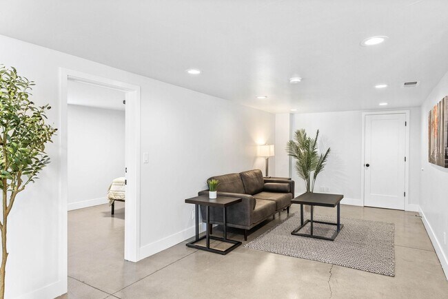 Building Photo - Student Housing - Private Bedrooms for Rent in Newly Renovated House (UNR)