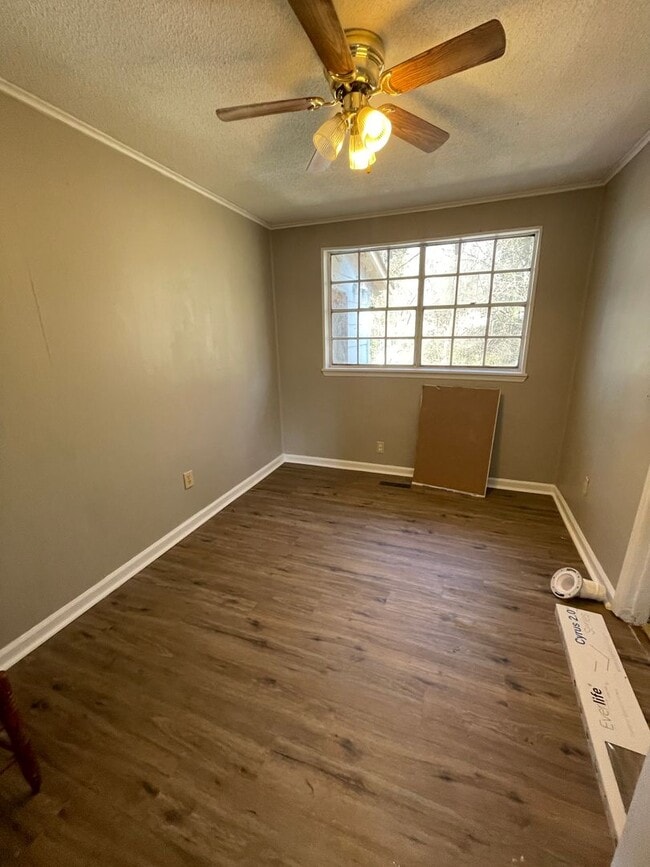 Building Photo - Newly renovated!