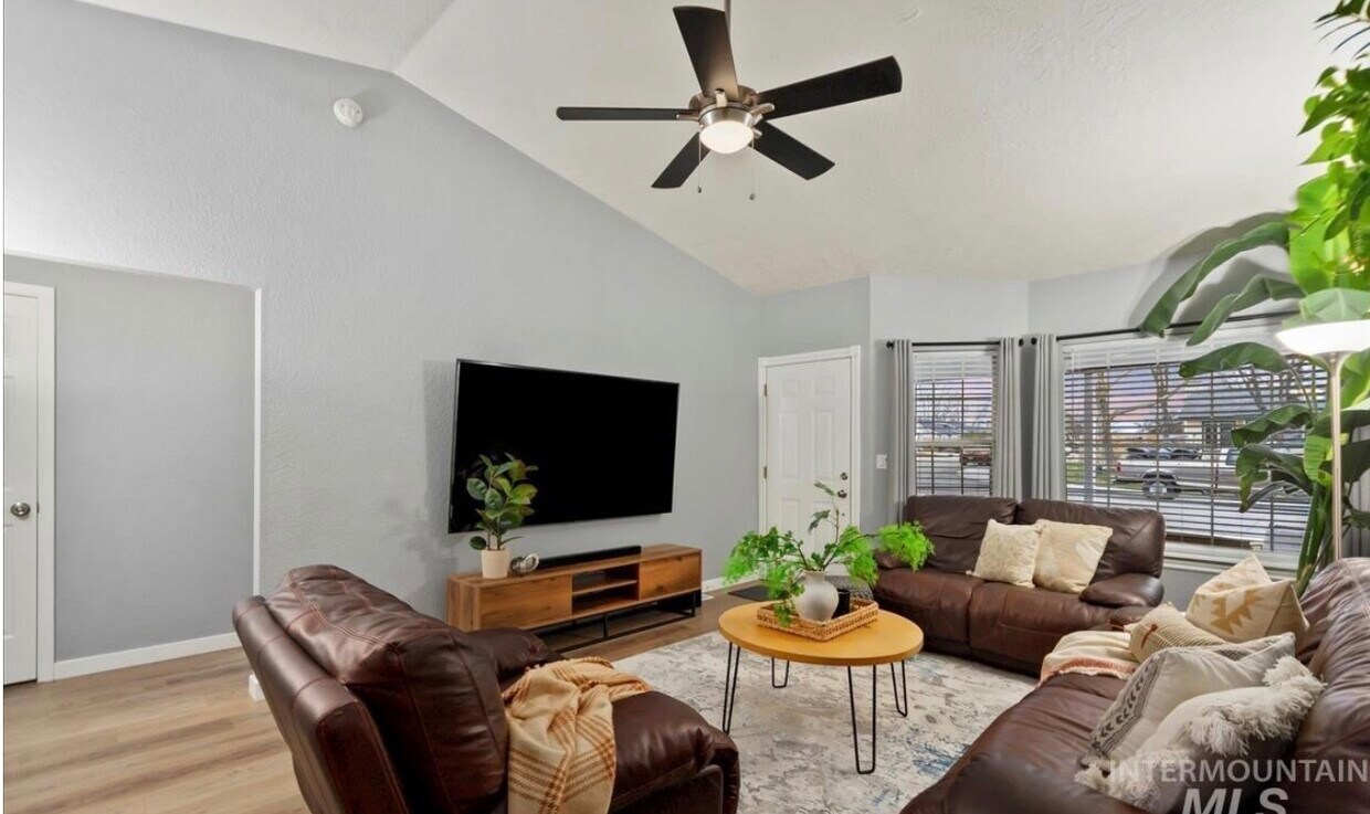 Foto del edificio - 2048 NW 9th Pl