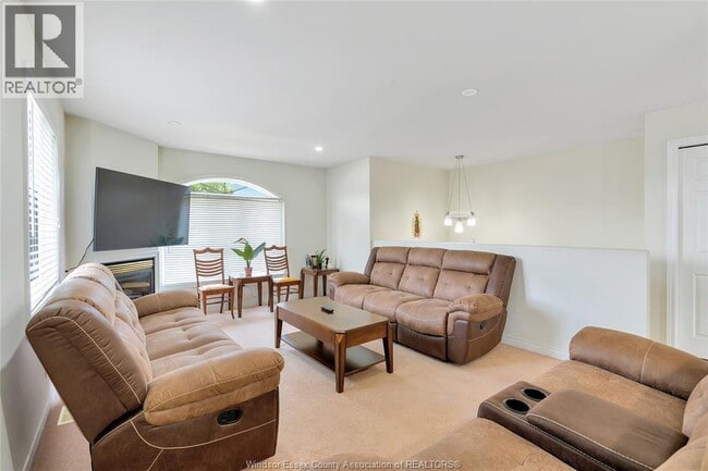 Building Photo - 592 Banwell Dr