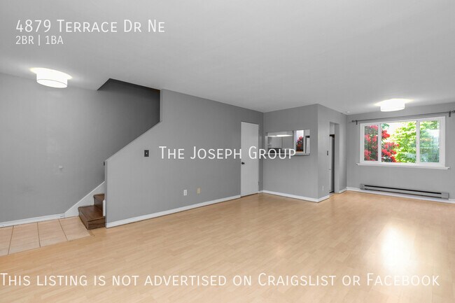 Building Photo - Bright and Cheery 2BD Townhome in Laurelhu...