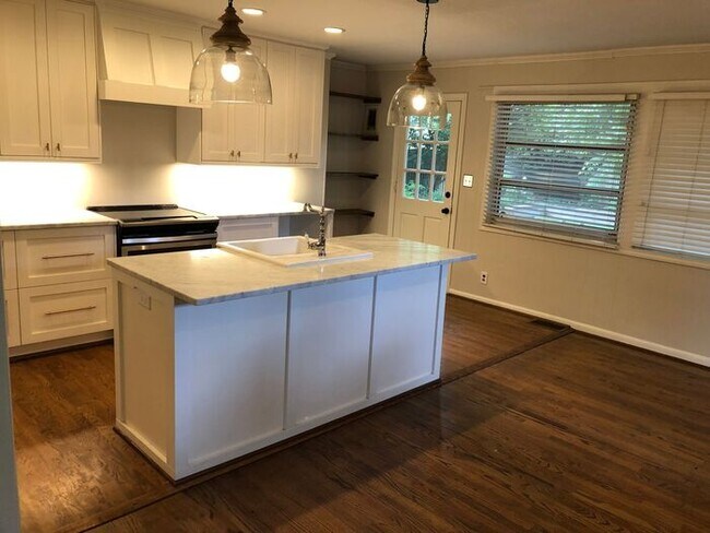 Building Photo - 3 bed/2 bath home in Myers Park area of Ch...