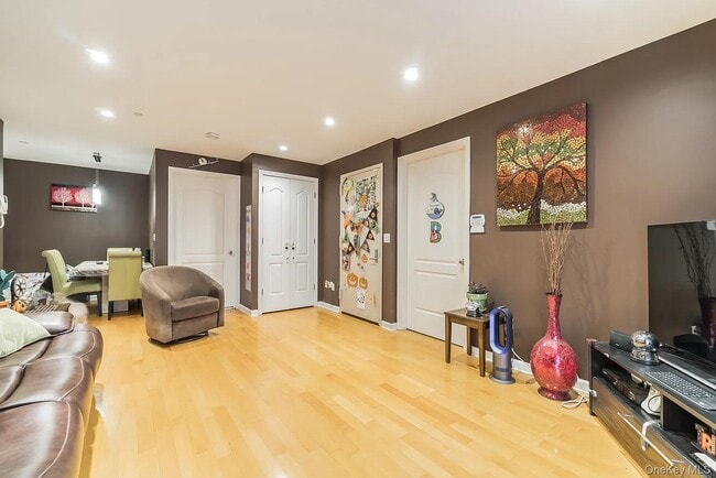 Foto del edificio - 3360 Shore Pkwy