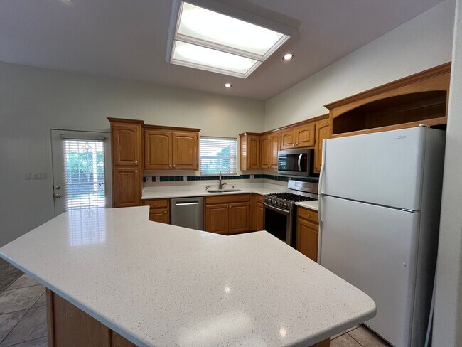 Building Photo - Quaint 3 Bedroom 2 Bathroom Home In Quinte...