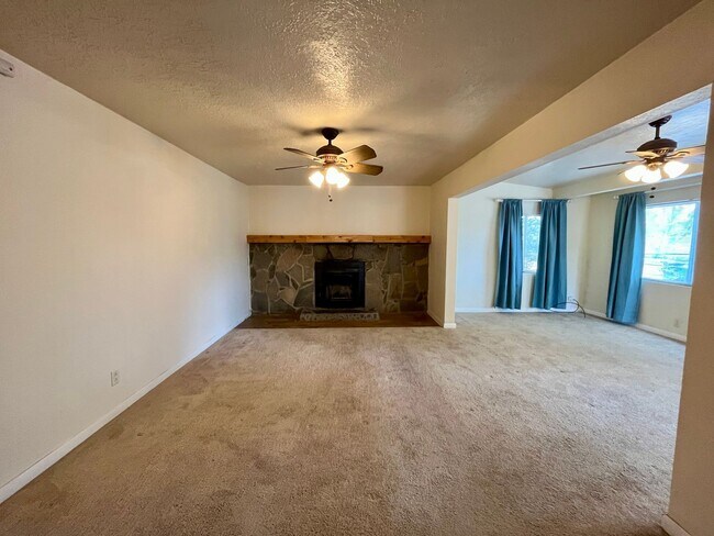 Building Photo - Cozy 2 Bedroom 1 Bathroom Home In The NE!