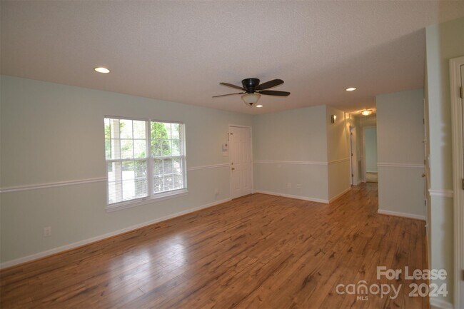 Building Photo - 2550 Ashford Dr