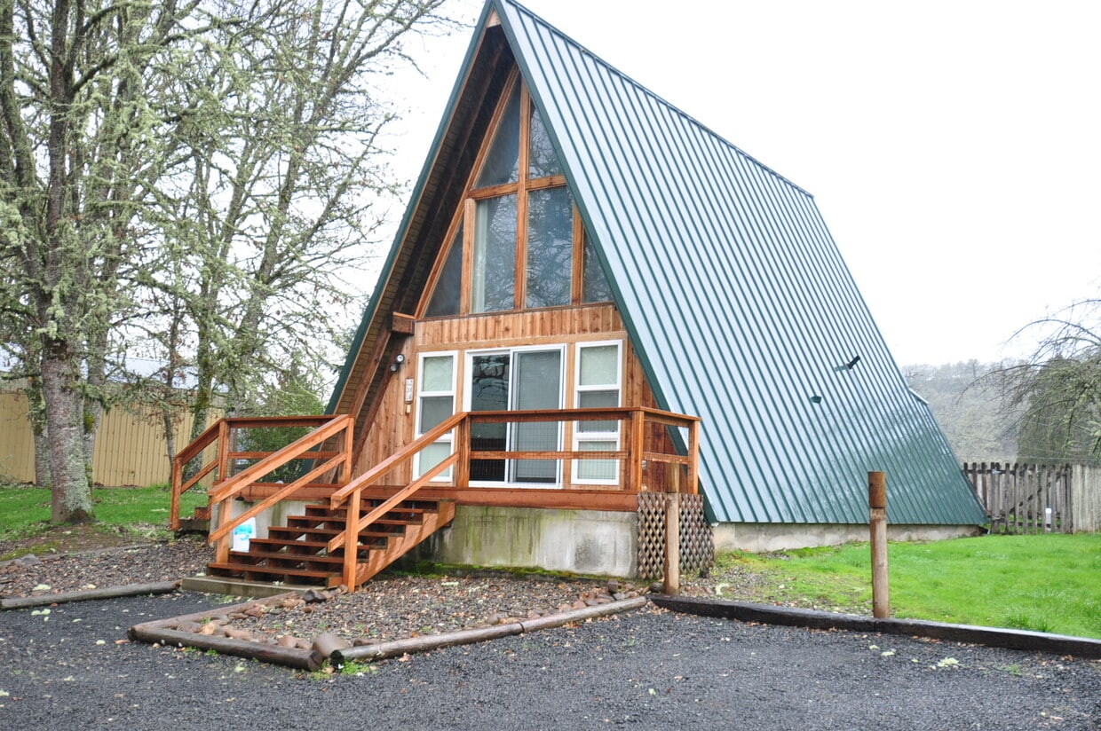 204 River Bend Rd, Roseburg, OR 97471