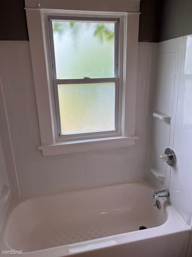 Building Photo - 2 br, 1 bath Triplex - 13607 Gainsboro Ave...