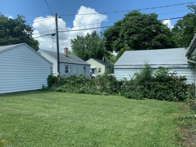 Building Photo - Cute 2 Bedroom on Beloit's East Side!