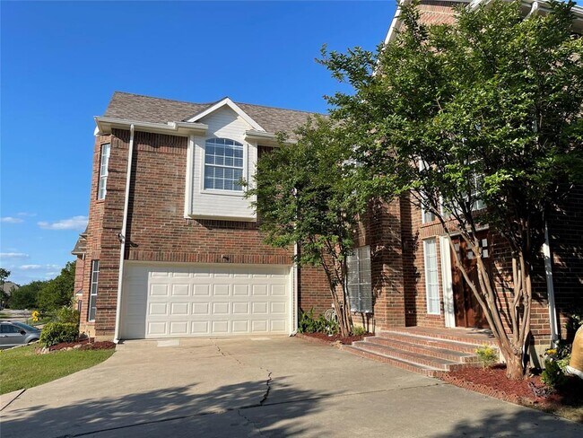 Building Photo - 2700 Hillside Dr
