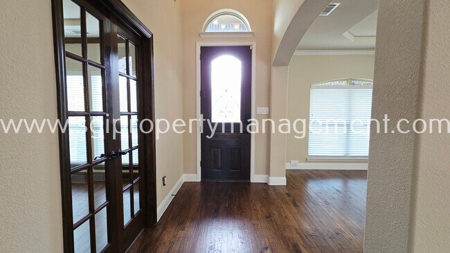Building Photo - 12381 Summertree Dr