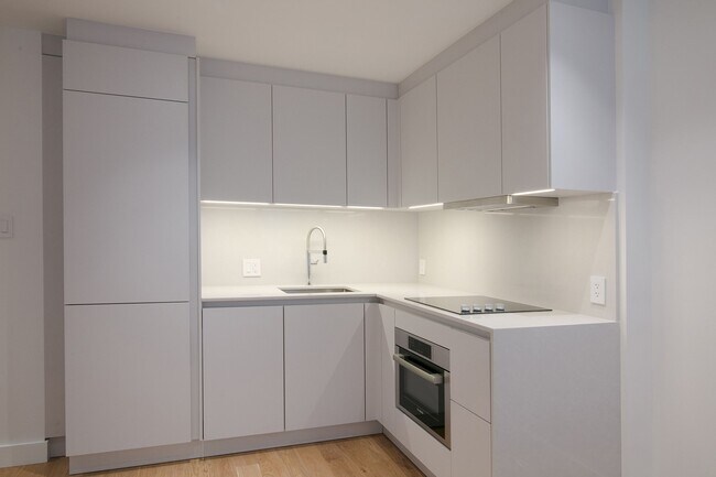 Building Photo - 3495 Rue de la Montagne