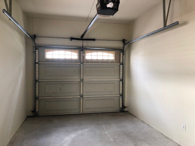 Garage - 221 N Screenland Dr